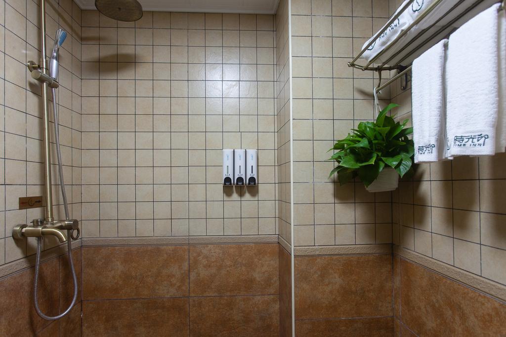 Haikou Time Inn Theme Hotel  Longhua Exterior foto